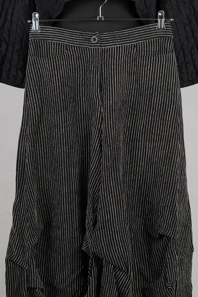 dogstar-ember-tuck-pants-black-abby-maud-face-haut.jpg dogstar ember tuck pants black abby maud face haut