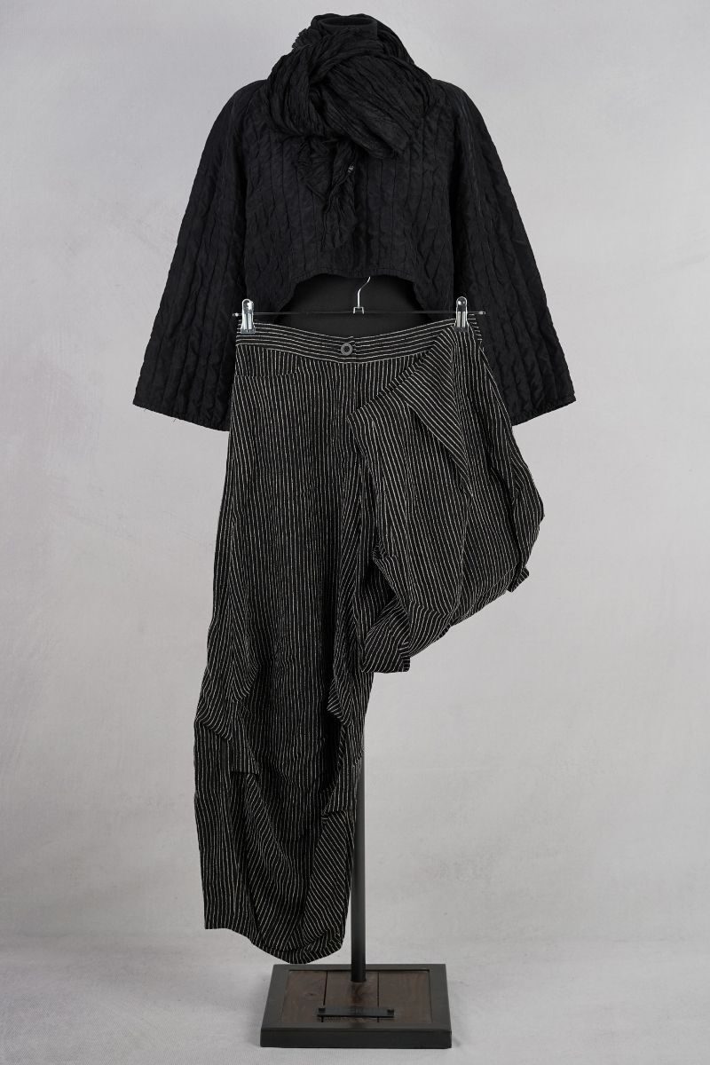dogstar-ember-tuck-pants-black-abby-maud-face-jambe-pied.jpg dogstar ember tuck pants black abby maud face jambe pied