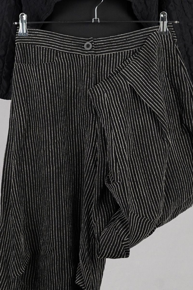 dogstar-ember-tuck-pants-black-abby-maud-face-jambe-zoom.jpg dogstar ember tuck pants black abby maud face jambe zoom