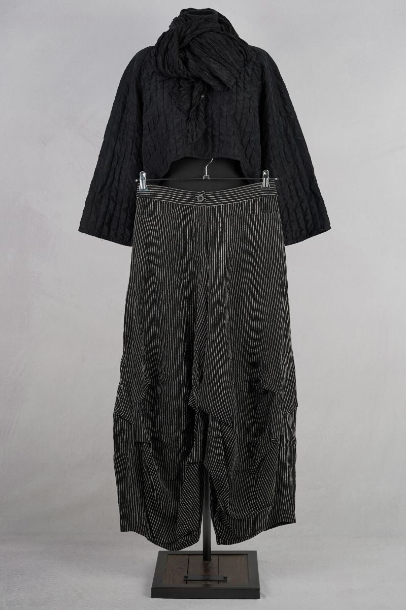 dogstar-ember-tuck-pants-black-abby-maud-face-pied.jpg dogstar ember tuck pants black abby maud face pied
