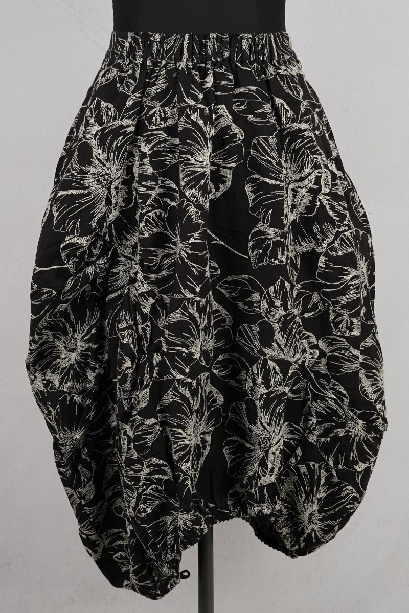 dogstar-sazanka-balloon-skirt-black-abby-maud-face-attache-lien-zoom.jpg dogstar sazanka balloon skirt black abby maud face attache lien zoom