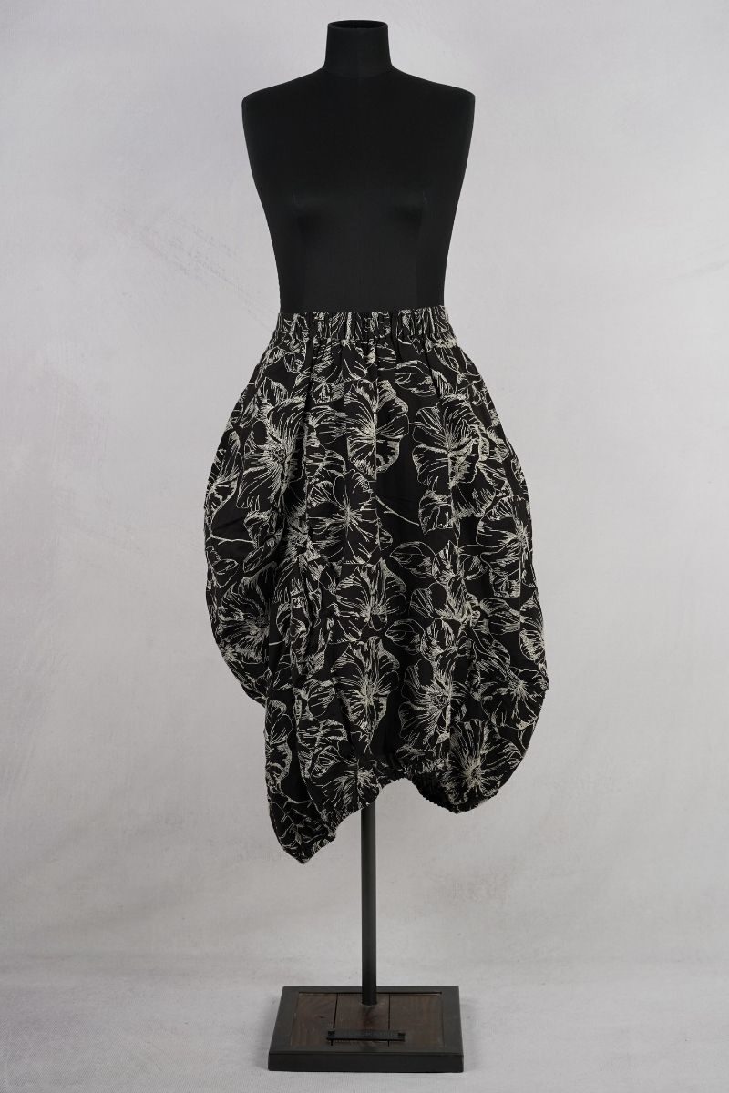 dogstar-sazanka-balloon-skirt-black-abby-maud-face-pied.jpg dogstar sazanka balloon skirt black abby maud face pied