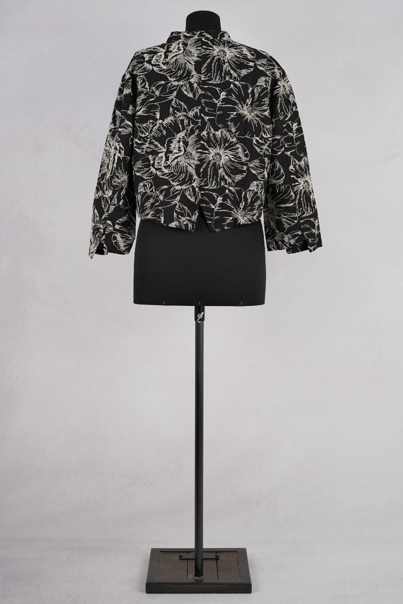 dogstar-sazanka-short-jacket-black-abby-maud-dos-pied.jpg dogstar sazanka short jacket black abby maud dos pied