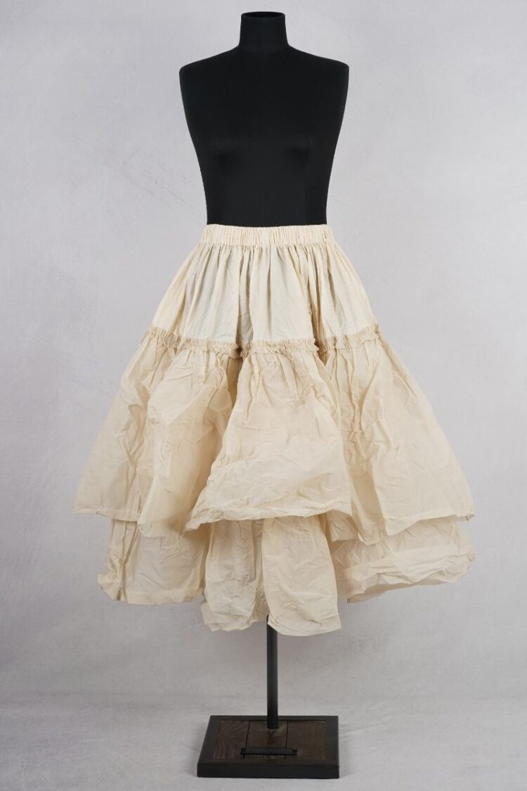 dogstar-camelia-petticoat-natural-abby-maud-face-pied.jpg dogstar camelia petticoat natural abby maud face pied
