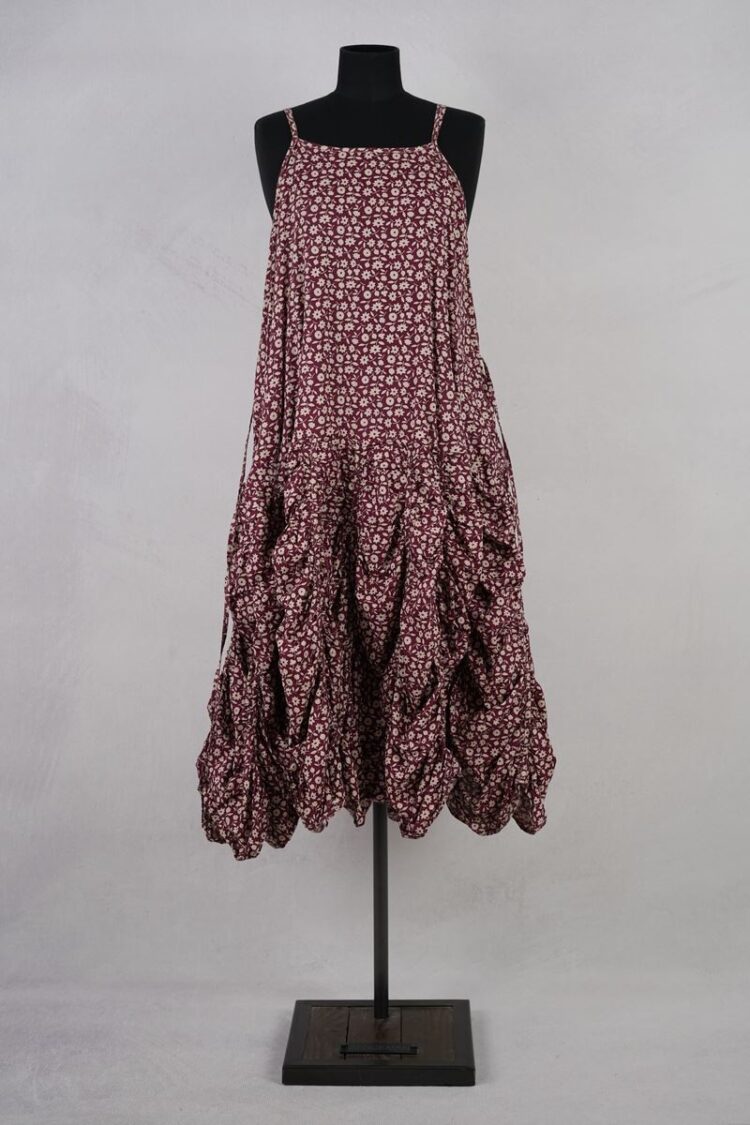 krista larson designs robe low rouched slip merlot floral abby maud face en pied krista larson designs robe low rouched slip merlot floral abby maud face en pied